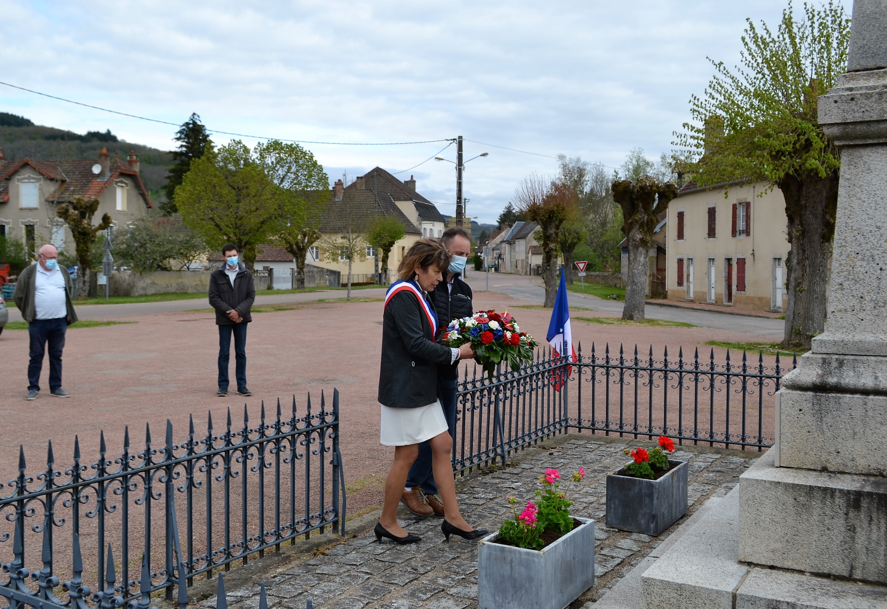 dépôt de gerbe au monument